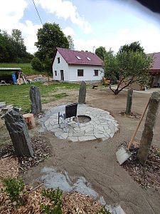Budování zahradních cestiček, chodníků a schodů