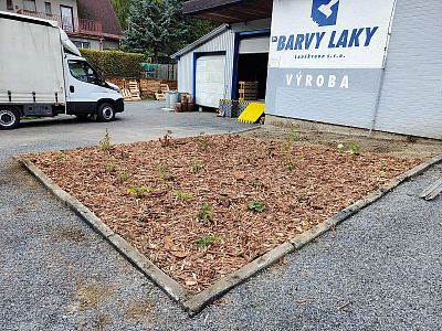 Sázení stromů a keřů, výsadba květinových záhonů a založení skalky