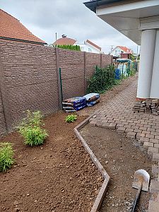 Sázení stromů a keřů, výsadba květinových záhonů a založení skalky