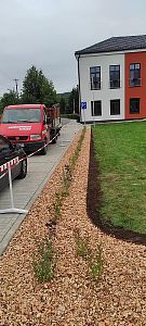 Sázení stromů a keřů, výsadba květinových záhonů a založení skalky