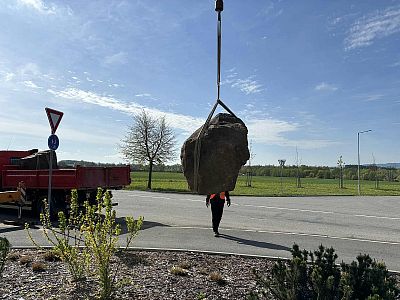 Usazení solitérních a okrasných kamenů do zahrady